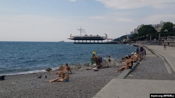 Отдыхающие на пляже в Ялте на фоне заявлений о загрязнении Черного моря после разрушения дамбы Каховского водохранилища в Херсонской области, 16 июня 2023 года