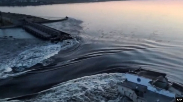 Вода ллється через зруйновану Каховську дамбу. 6 червня 2023 року