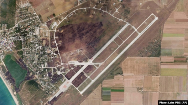 Військовий аеродром біля селища Новофедорівка поблизу міста Саки в окупованому Криму після вибухів 9 серпня.
