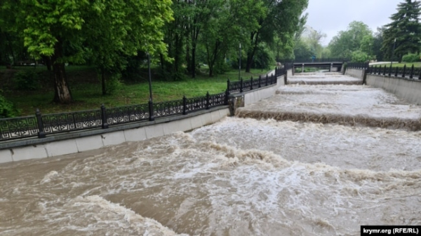 Бурхливий потік води на річці Малий Салгир. Сімферополь, 31 травня 2023 року