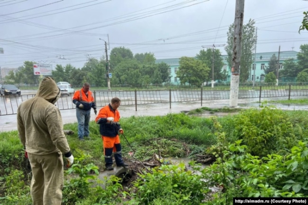 Комунальні служби Сімферополя розчищають вулиці міста від дерев, що впали під час опадів, 31 травня 2023 року