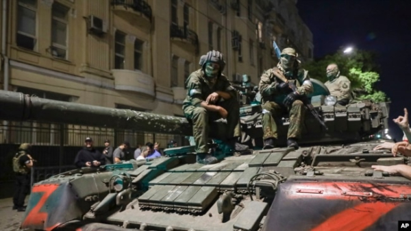 Члени ПВК «Вагнер» сидять на танку на вулиці в Ростові-на-Дону, 24 червня 2023 року