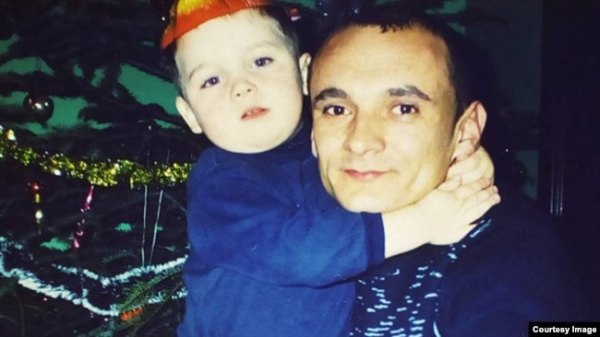 Микола Шиптур із сином до ув'язнення