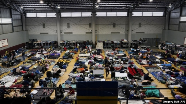 Біженці з України в спортзалі в Тіхуані, Мексика, 5 квітня 2022 року