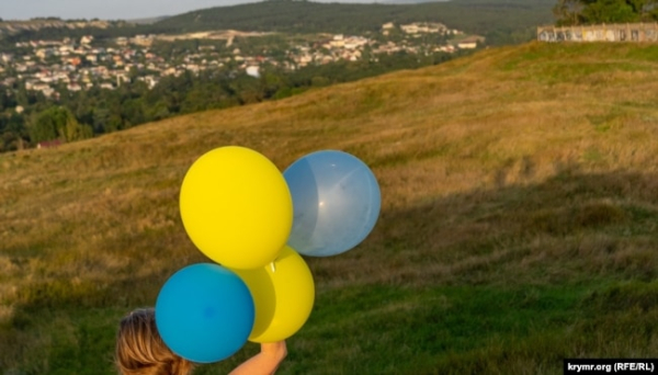 Жителі Сімферополя запускають повітряні кульки у кольорах українського прапора на Петрівських скелях, серпень 2022 року
