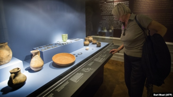 Амстердам, Нідерланди. Жінка розглядає експонати виставки «Крим: золото та таємниці Чорного моря» у музеї Алларда Пірсона. 2014 рік