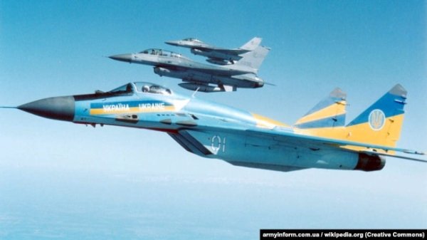 Український МіГ-29 поруч з американськими літаками F-16 