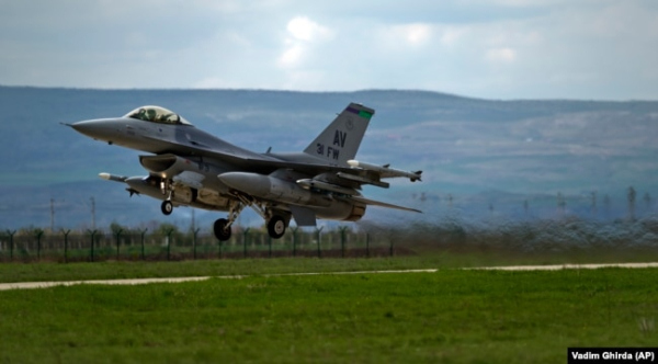 У світі вистачає зараз фахівців, які можуть проводити технічне обслуговування F-16