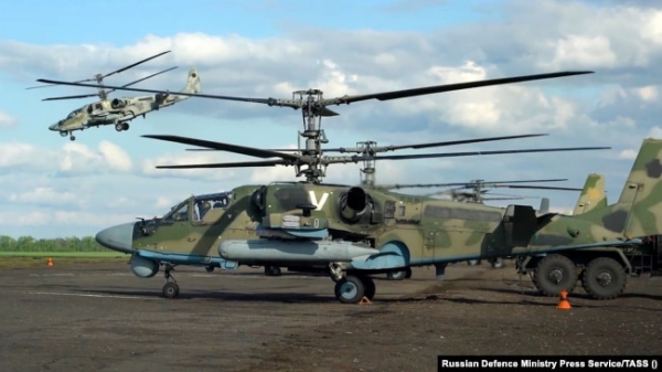 Гелікоптери армійської авіації ПКС Росії Ка-52 перед завданням ударів по позиціях ЗСУ, червень 2022 року. Скріншот з відео Міноборони РФ