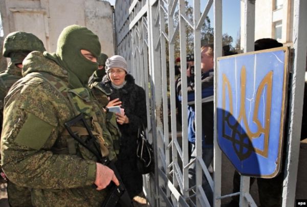 Українські жінки розмовляють з російськими військовими, які блокують українську військову частину в Новоозерному неподалік Євпаторії, 3 березня 2014 року