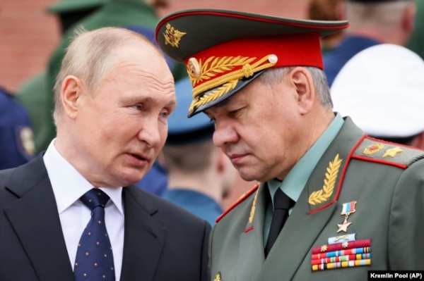 Президент Росії Володимир Путін (п) і російський міністр оборони Сергій Шойгу (л)