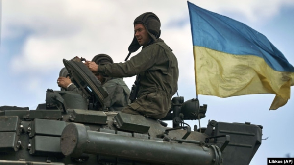 Українські бійці на танку біля Бахмуту на Донеччині, де тривають запеклі бої Сил оборони України проти російських військ, 12 травня 2023 року