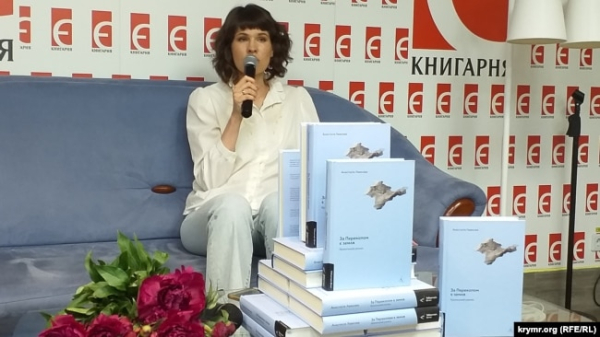 Анастасія Левкова під час презентації своєї книги «За Перекопом є земля». Київ, 2023 рік