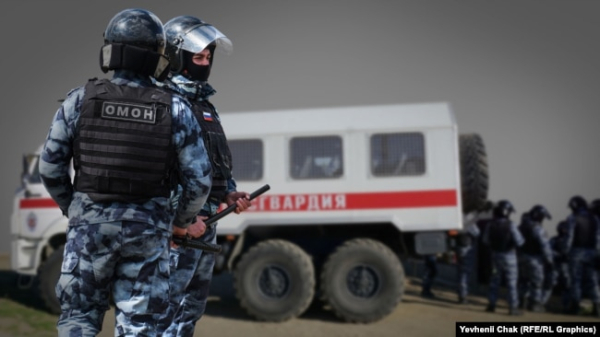 Російські силовики проводять обшуки у Криму. Колаж