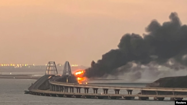 Чорні клуби диму над Керченським мостом. 8 жовтня 2022 року