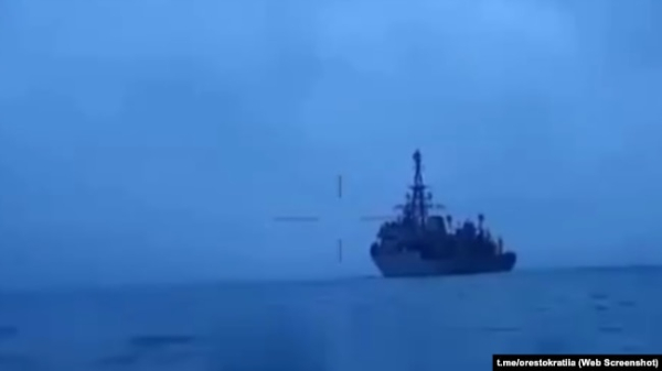 Відео з катера, що атакує корабель, який має схожість із розвідкораблем «Иван Хурс», травень 2023 року