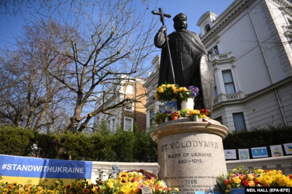 Пам’ятник правителю України-Русі, князю Володимиру в Лондоні біля посольства України у Великій Британії. Його встановили у 1988 році з нагоди 1000-ліття Хрещення України. Лондон, 10 березня 2022 року