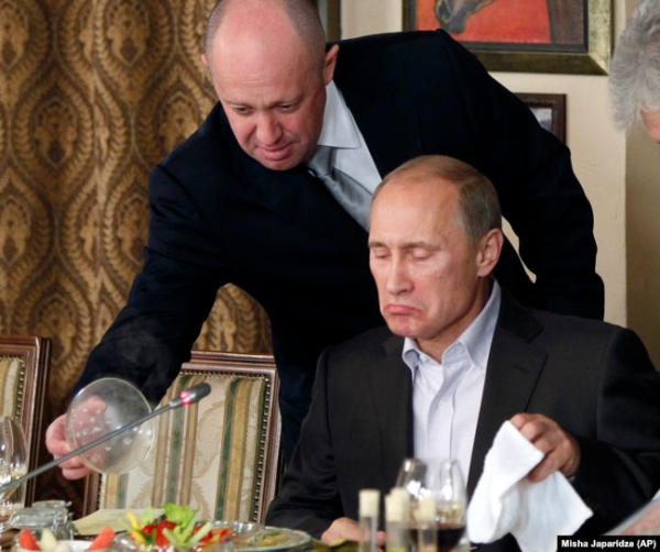 Російський бізнесмен, «кухар Путіна» Євген Пригожин (ліворуч) у своєму ресторані подає їжу тодішньому прем’єр-міністрові Володимиру Путіну, 11 листопада 2011 року