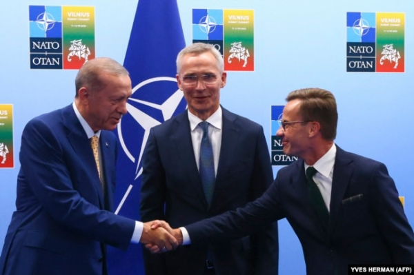 Ердоган під час рукостискання зі шведським прем’єром Ульфом Крістерссоном поруч з генсекретарем НАТО Єнсом Столтенберґом у Вільнюсі напередодні саміту НАТО. 10 липня 2023 року