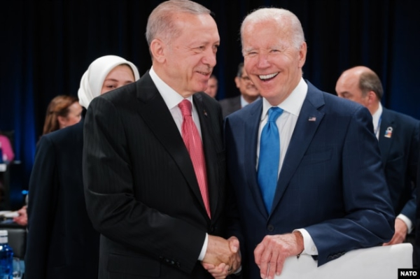 Реджеп Ердоган та Джо Байден під час рукостискання на саміті НАТО в Мадриді. Червень 2022 року