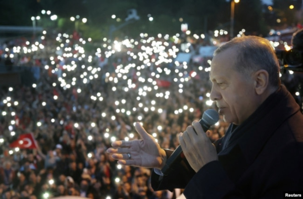 Реджеп Ердоган звертається до прихильників, коли були оголошені результати екзит-полів під час другого туру турецьких президентських виборів, 28 травня 2023 року