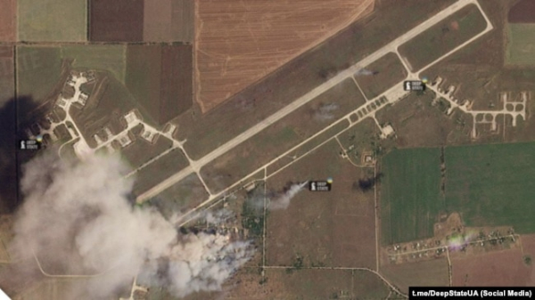 Супутниковий знімок наслідків удару по контрольованому російською армією аеродрому «Октябрське» у Криму