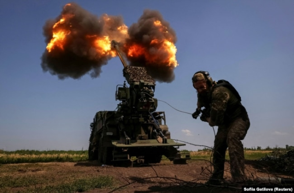 Український військовослужбовець веде вогонь із самохідної гаубиці 2С22 «Богдана» по позиціях російських військ біля Бахмуту на Донеччині, 5 липня 2023 року
