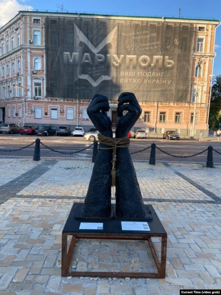 Скульптура в Києві на Софійській площі є символом стійкості військовополонених з «Азовсталі»