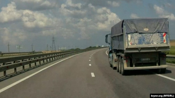 Вантажівка на трасі неподалік Феодосії, червень 2023 року