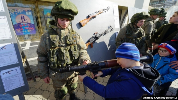 Діти та військова техніка на святкуванні російського «Дня захисника вітчизни». Сімферополь, 23 лютого 2020 року