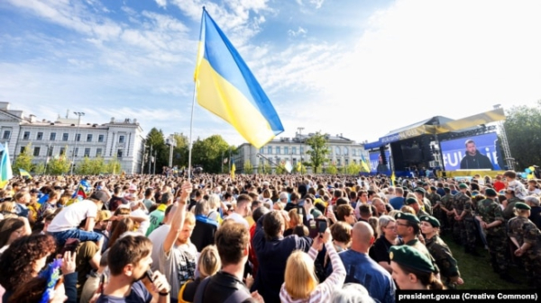 Президент України Володимир Зеленський виступає на мітингу в центрі Вільнюса, що пройшов у рамках кампанії «Піднімаю прапор за Україну в НАТО». Литва, 11 липня 2023 року