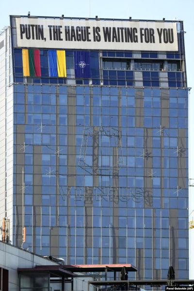 Банер із написом «Путін, Гаага чекає на тебе» на будівлі в центрі столиці Литви під час саміту НАТО. Вільнюс, 11 липня 2023 року