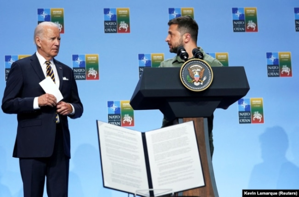 Президент України Володимир Зеленський і президент США Джо Байден (ліворуч) під час заходу, на якому лідери країн «Групи семи» (G7) оголосили спільну декларацію про підтримку України під час саміту НАТО у Вільнюсі, 12 липня 2023 року
