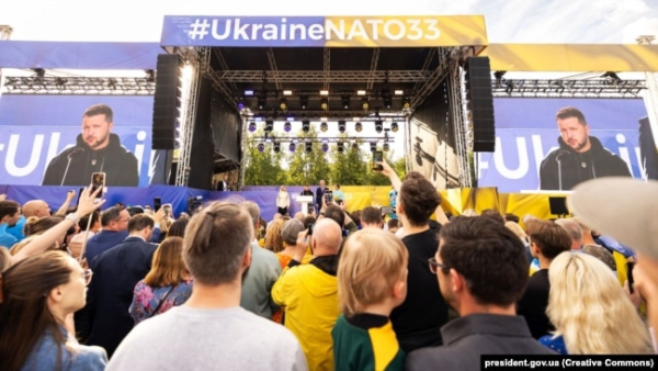 Президент України Володимир Зеленський під час виступу на мітингу в центрі столиці Литви в межах кампанії «Піднімаю прапор за Україну в НАТО». Вільнюс, 11 липня 2023 року