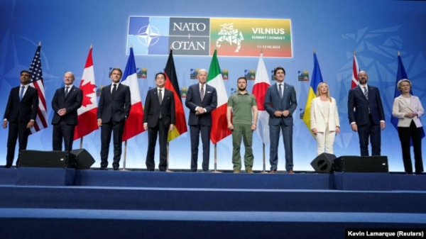 Лідери G7, президент України Володимир Зеленський, президент Європейської ради Шарль Мішель і голова Єврокомісії Урсула фон дер Ляєн позують для фото в рамках заходу, на якому оголосили Спільну декларацію про підтримку України, під час саміту НАТО у Вільнюсі, 12 липня 2023 року