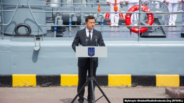 Володимир Зеленський виступає перед українськими моряками у День ВМС ЗСУ. Одеса, 4 липня 2021 року
