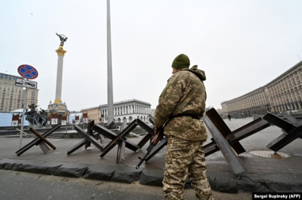 Боєць Сил територіальної оборони України стоїть на варті на майдані Незалежності в Києві, 2 березня 2022 року