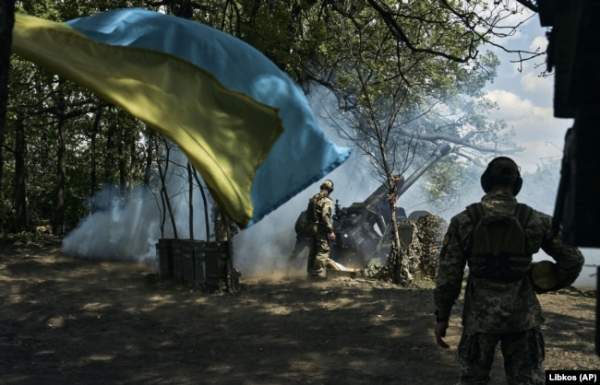 Українські військові ведуть вогонь із гармати поблизу Бахмуту на Донеччині,12 травня 2023 року