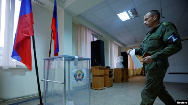 Військовослужбовець терористичного угруповання «ЛНР» голосує під час псевдореферендуму про «приєднання» до Росії у військовій частині Луганська, Україна, 23 вересня 2022 року