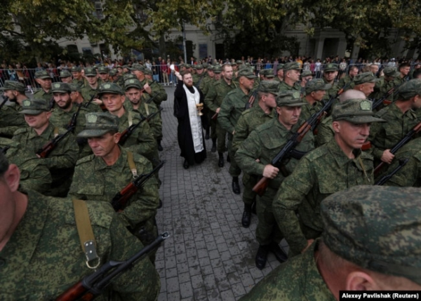Священик благословляє мобілізованих на війну проти України. Окупований Крим, Севастополь, 27 вересня 2022 року