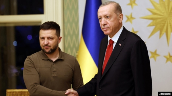 Президент України Володимир Зеленський (ліворуч) та президент Туреччини Реджеп Тайїп Ердоган. Стамбул, Туреччина, 7 липня 2023 року