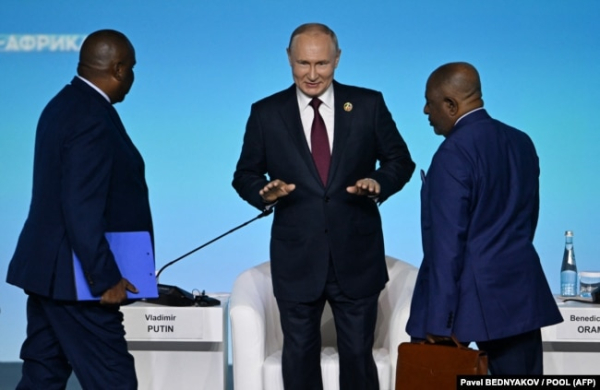 Президент Росії Володимир Путін (посередині) під час саміту Росія-Африка. Петербург, 27 липня 2023 року