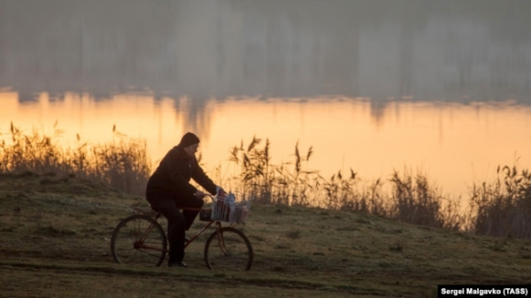 Велосипедист їде берегом озера Тобе-Чокрак. Місто Саки – бальнеогрязьовий курортом, розташоване на західному узбережжі Криму за 4-5 км від Чорного моря