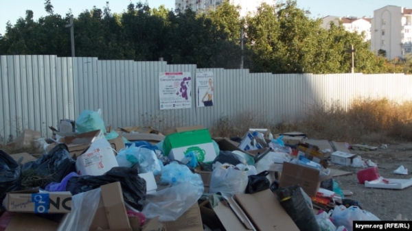 Купи сміття біля Фісташкового гаю в Севастополі, серпень 2020 року