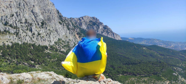 Активісти «Жовтої стрічки» підняли державний прапор на горі Шаан-Кая в окупованому Криму / Фото0