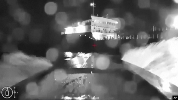Скріншот із відео, на якому морський дрон (безекіпажний катер) наближається до російського танкера в Керченській протоці для нанесення удару по ньому, 5 серпня 2023 року