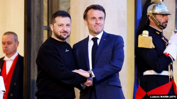 Президент України Володимир Зеленський (ліворуч) і президент Франції Емманюель Макрон. Париж, 14 травня 2023 року