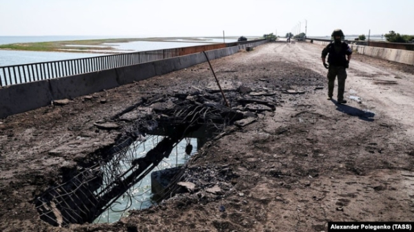 Пошкоджений обстрілом Чонгарський міст, що сполучає Кримський півострів з материковою Україною, 23 червня 2023 року