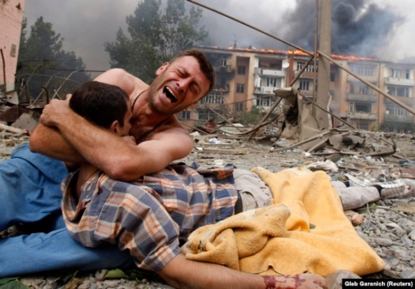 Грузин плаче над тілом близької людини після бомбардування Ґорі, 9 серпня 2008 року