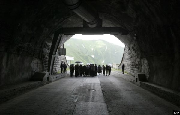 За місяць до війни, 8 липня 2008 року, члени місії ОБСЄ разом із фактичним президентом самопроголошеної Південної Осетії Едуардом Кокойти, відвідали Рокський тунель на грузинсько-російському кордоні. Того ж дня південноосетинські сепаратисти звільнили чотирьох полонених грузинських військових